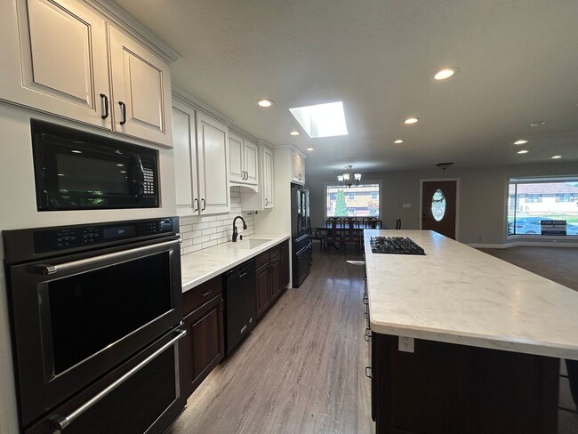 Building Photo - 5 Bedroom 3.5 Bathroom in Orem!