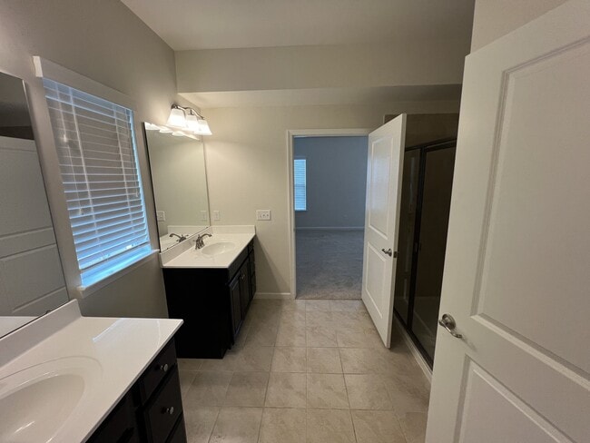 Building Photo - 447 Warren Hill Dr