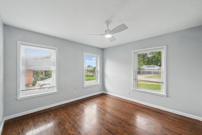 Building Photo - Newly Updated with Large Yard!