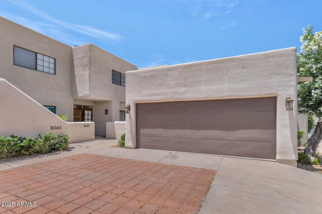 Primary Photo - 3037 E Rose Ln