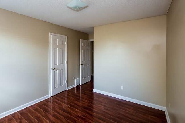Building Photo - 6719 Ross Manor Dr