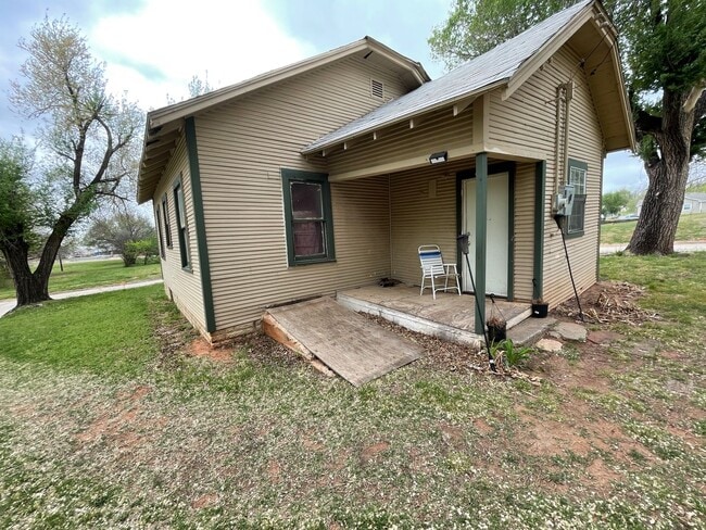 Building Photo - SUPER CUTE 2 BEDROOM 1 BATH - Available Soon!