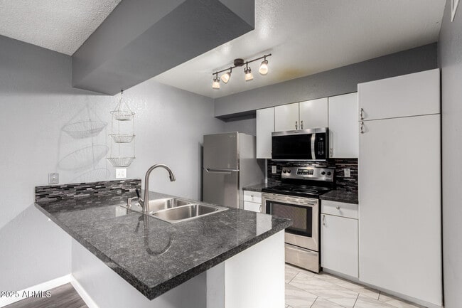 Building Photo - 286 W Palomino Dr