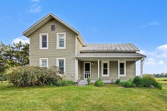 Building Photo - Updated farmhouse with privacy and views