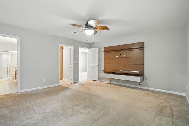 Building Photo - Fully Updated and Move-In Ready with Excep...