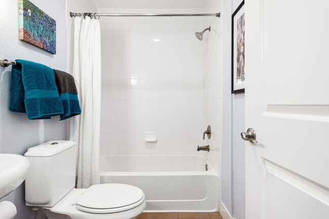 Building Photo - Gorgeous condo with city views