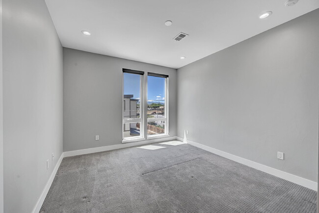 Building Photo - $3,400.00 - 2 Bedrooms, 3 Bathrooms, Townh...