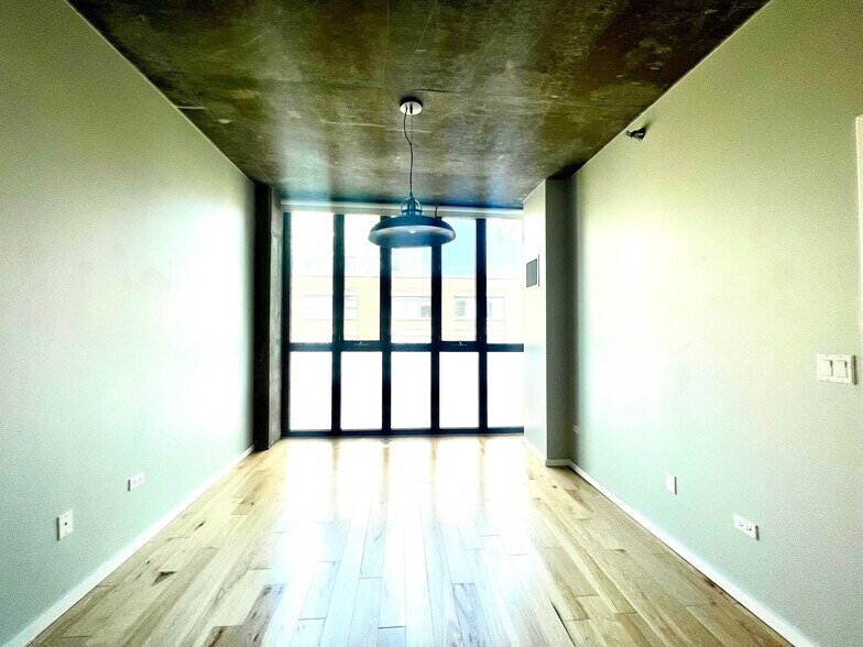 Building Photo - 321 S Sangamon St