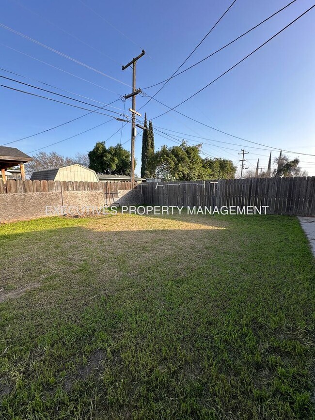 Building Photo - 3220 Dakota St