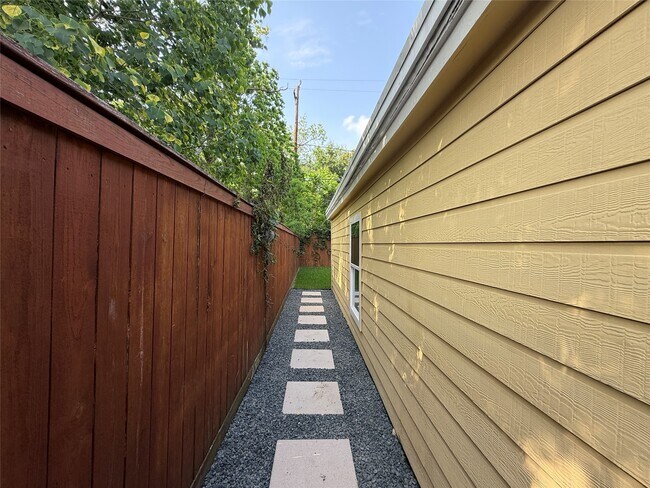 Building Photo - 4843 Culmore Dr