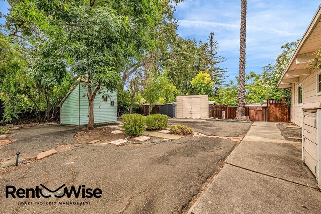 Building Photo - 2170 Clayton Dr