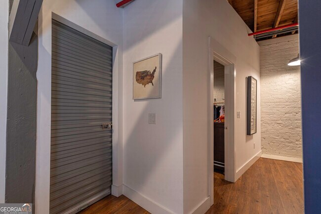 Building Photo - 585 White Cir