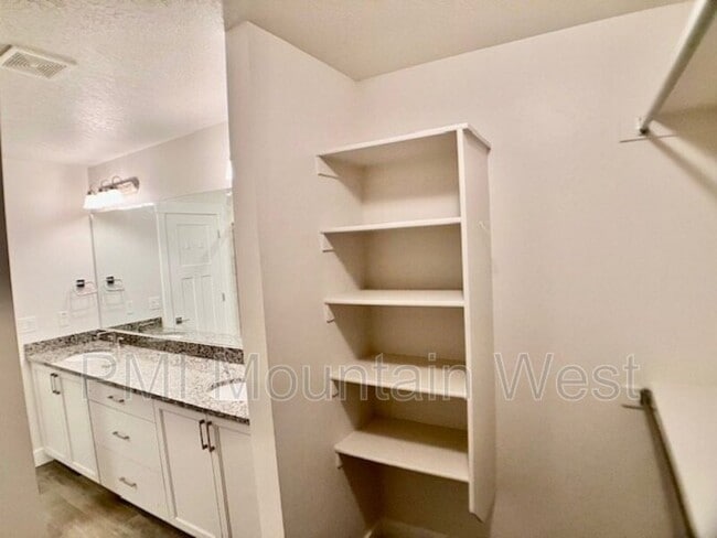 Building Photo - 269 E Ellen Ln