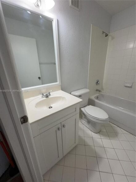 Building Photo - 995 NE 34th Ave