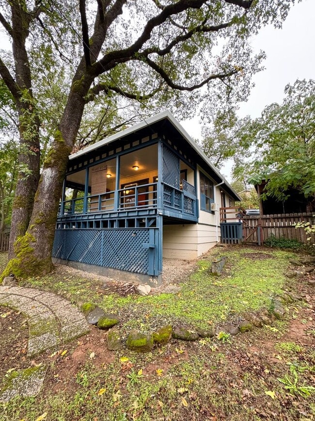 Building Photo - Cottage Style Home Nestled in the Trees!!!