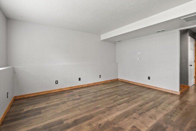 Building Photo - Amazing 3 Bedroom/2 Bath Bi-Level Home for...