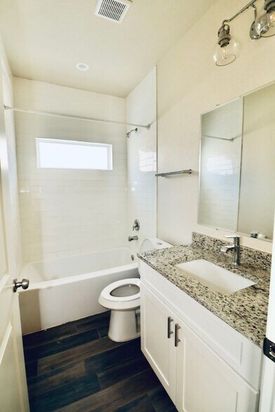 Building Photo - 2519 Golf Dr