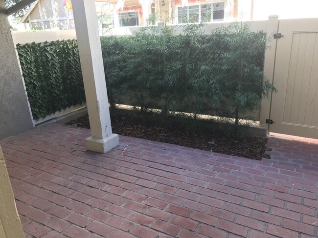 Building Photo - 2 BEDROOM/2BATH TOWN HOUSE STYLE CONDO IN ...