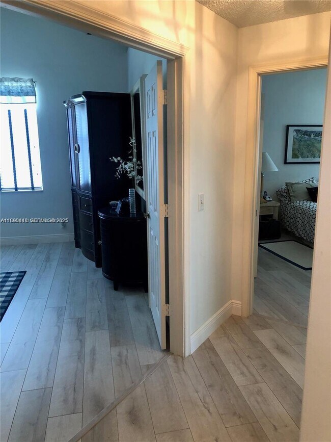 Building Photo - 5800 Coach House Cir