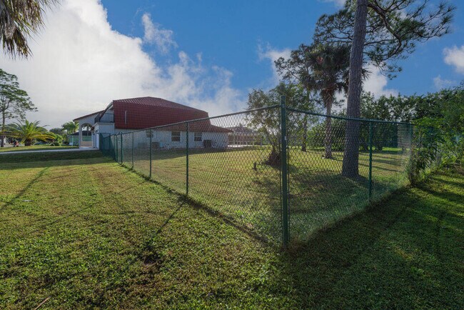 Building Photo - 1250 SW San Antonio Ave