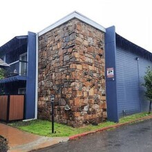 Building Photo - 2 bdrm 2 bath apt.