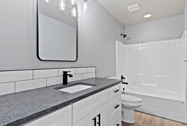 Building Photo - 465 S 3rd E St