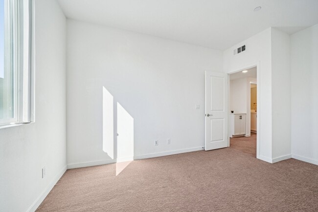 Building Photo - 11048 Luminate Dr