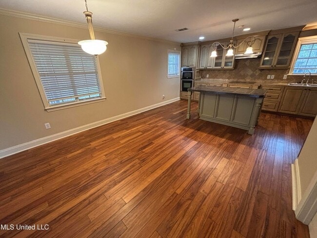 Building Photo - 132 Hillcrest Way