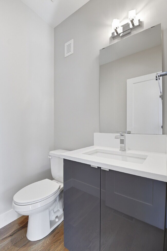 Building Photo - $5,640.95, $300 off the first month's rent, 4 Beds - 5 Bath, Townhouse in Denver with Office!