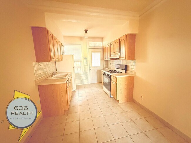 Building Photo - Spacious updated 6 Corners Apartments!