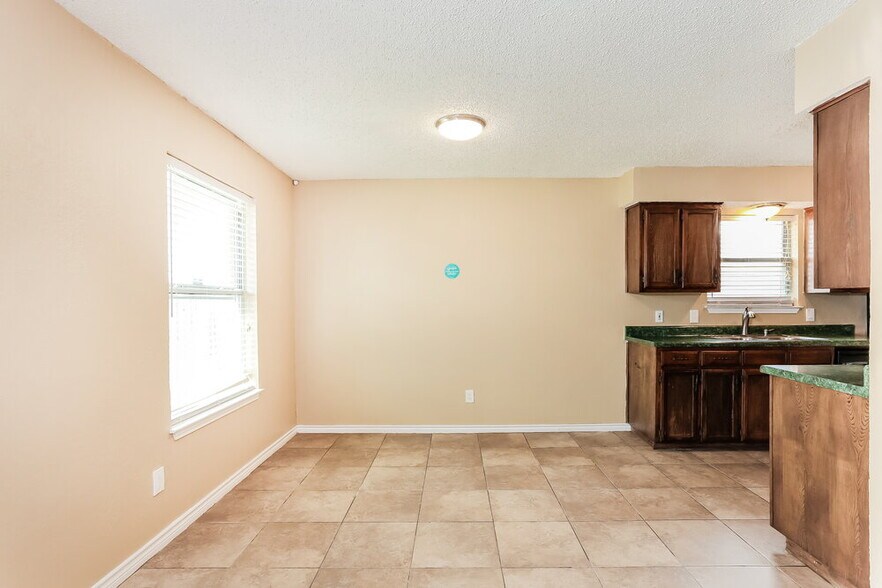 Building Photo - 6306 Twin Maple Ct