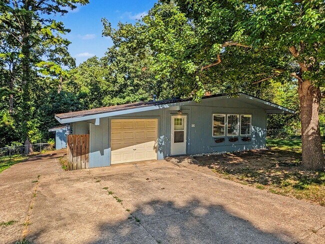 Building Photo - 16 Evesham Ln