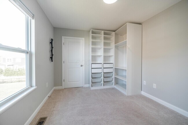 Building Photo - 4032 Stonehill Wy