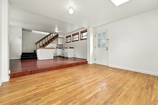 Building Photo - Walk to Cheeseman from this Large 1 Bed 1 ...