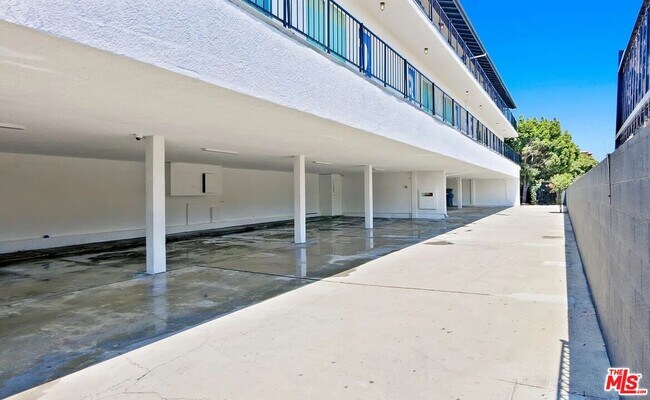 Building Photo - 110 S Eucalyptus Ave