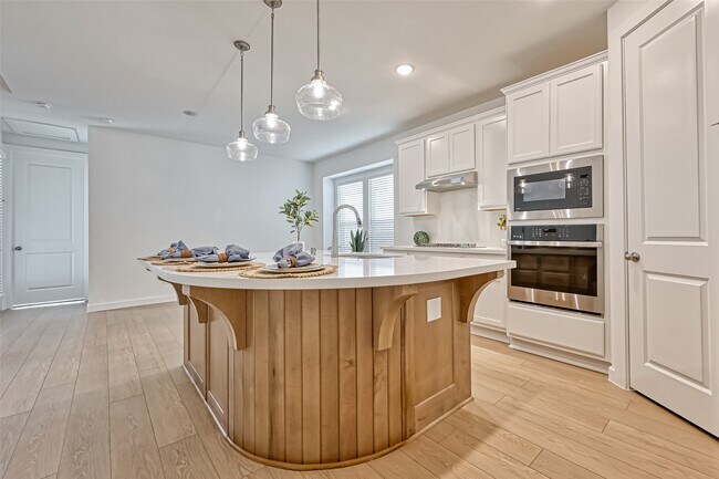Building Photo - 323 Highland Bayou Dr