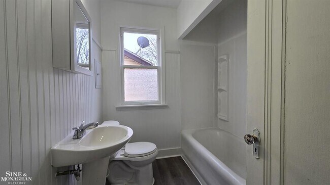 Building Photo - 4401 Buckingham