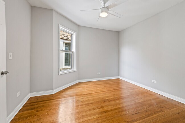 Building Photo - 5039 W Cullom Ave