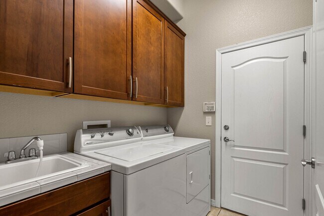Building Photo - Spacious Townhome in Cherry Creek School District