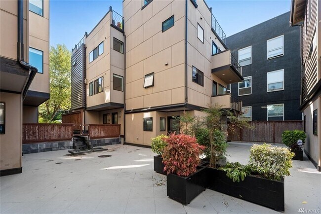 Building Photo - 2Bd/1.75Ba Seattle Townhouse