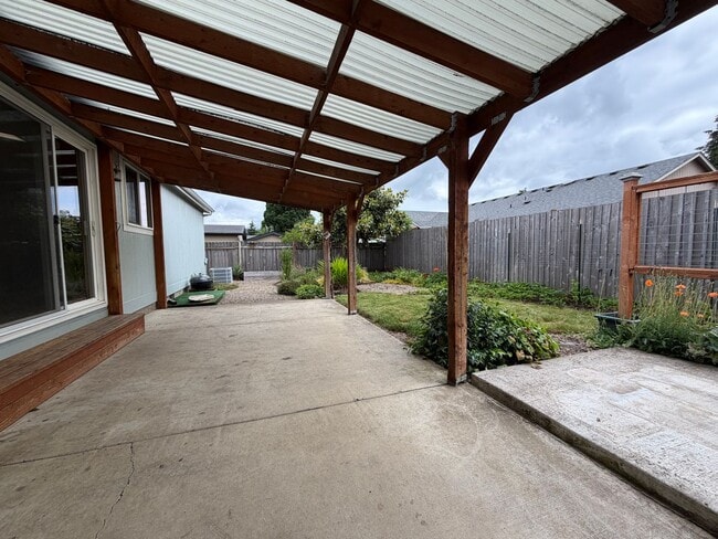 Building Photo - Spacious 3 Bed 2 Bath Springfield Home With Bonus Room and Extra Storage