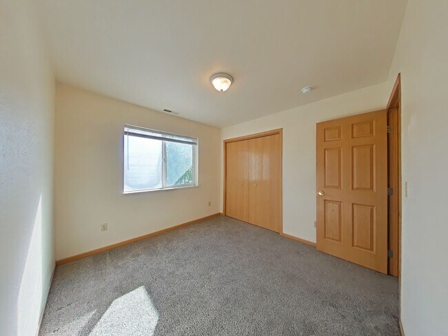 Building Photo - 3 Bedroom with DETACHED GARAGE! Great Cent...