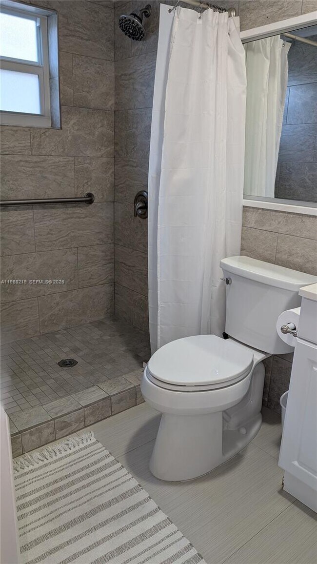 Building Photo - 400 Golden Isles Dr