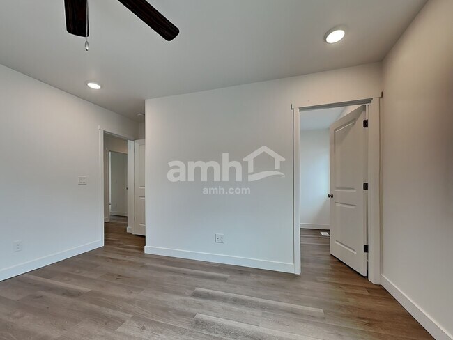 Building Photo - 2408 E Buckskin Way