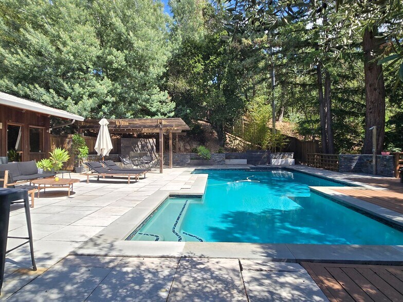 Building Photo - 17089 Crescent Dr