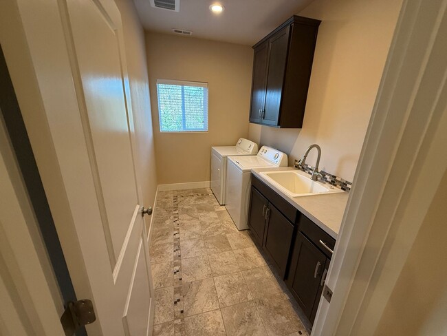 Building Photo - Nice 4bed/2.5 Bath Home, Gas Range