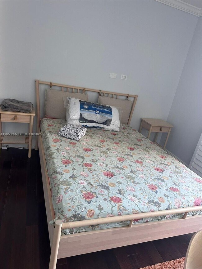 Building Photo - 540 Brickell Key Dr