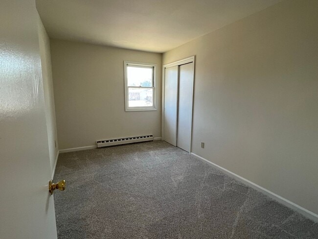 Building Photo - Spacious 3BR Townhome - LOTS OF ROOM!!! - ...