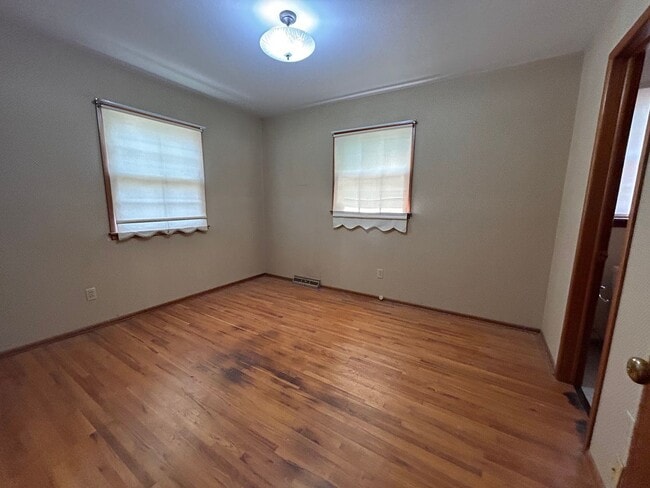 Building Photo - Cute 3 bed 1 bath