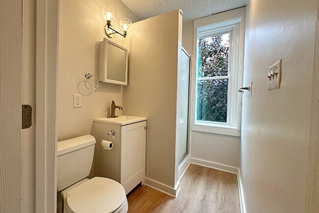Building Photo - 7/1 Sunny, spacious 1BR in downtown Beverl...